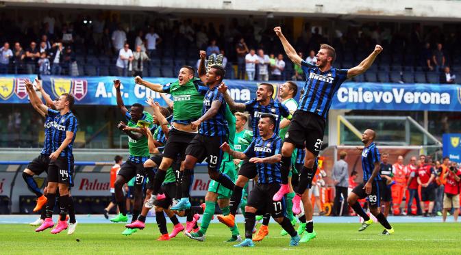 Pemain Inter merayakan kemenangan atas Chievo dalam lanjutan Serie A Italia di Stadion Marc Antonio Bentegodi, Verona, Minggu (20/9/2015). (EPA/Filippo Venezia)