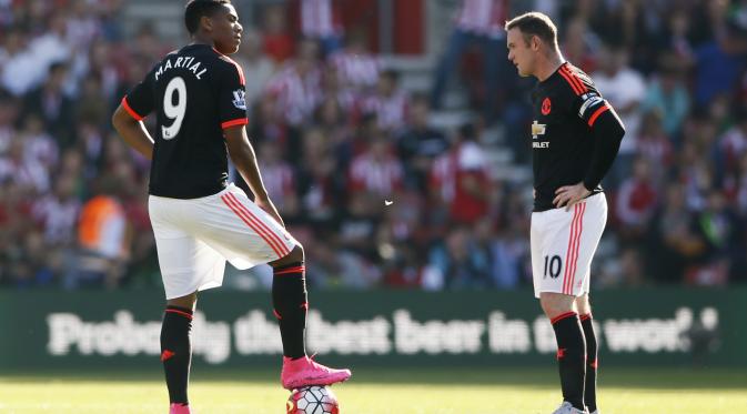 Anthony Martial (kiri) mencetak dua gol bagi MU ke gawang Southampton, Minggu (20/9/2015) malam WIB. (Reuters / Tony O'Brien)