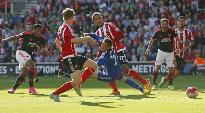 Pemain Manchester United, Anthony Martial, mencetak gol pertama ke gawang Southampton dalam lanjutan Liga Premier Inggris di Stadion St. Mary, Southampton, Minggu (20/9/2015). (Reuters/Stefan Wermuth)