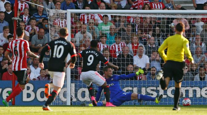 Pemain Manchester United, Anthony Martial, mencetak gol kedua ke gawang Southampton dalam lanjutan Liga Premier Inggris di Stadion St. Mary, Southampton, Minggu (20/9/2015). (Reuters/Stefan Wermuth)