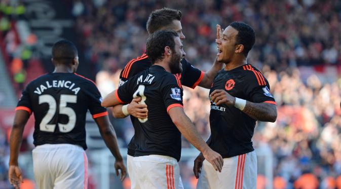 Juan Mata disambut rekannya setelah mencetak gol ketiga MU ke gawang Southampton dalam lanjutan Liga Premier Inggris di Stadion St. Mary, Southampton, Minggu (20/9/2015). (Action Images via Reuters/Tony O'Brien)