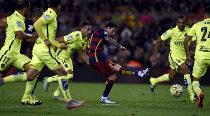 Striker Barcelona Lionel Messi berusaha menjebol gawang Levante dalam lanjutan La Liga Spanyol di Camp Nou, Senin (21/9/2015).(Liputan6.com/LLUIS GENE / AFP)