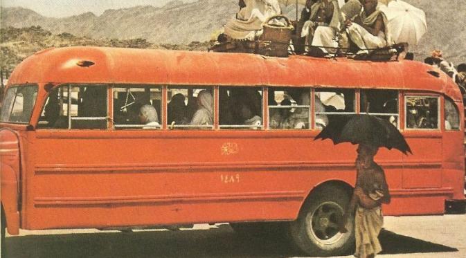 Bus jadi transportasi yang diandalkan oleh para jamaah haji untuk berpindah tempat. | via: National Geographic Magazine