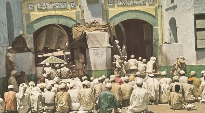 Pintu masuk yang tetap dijejali saat berlangsungnya ibadah haji. | via: National Geographic Magazine