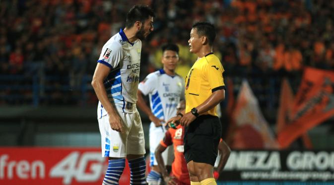 Wasit memperingatkan Vladimir Vujovic setelah melakukan pelanggaran terhadap pemain Borneo FC dalam laga leg pertama perempatfinal Piala Presiden 2015 di Stadion Segiri, Samarinda, Minggu (20/9/2015). (Bola.com/M. Ridwan)
