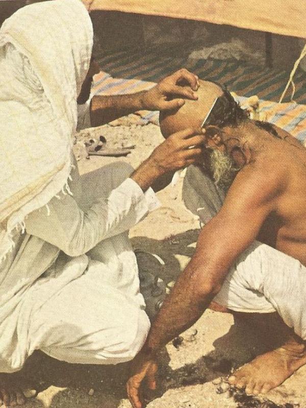 Jamaah haji biasanya mencukur rambut mereka di akhir prosesi ibadah. | via: National Geographic Magazine