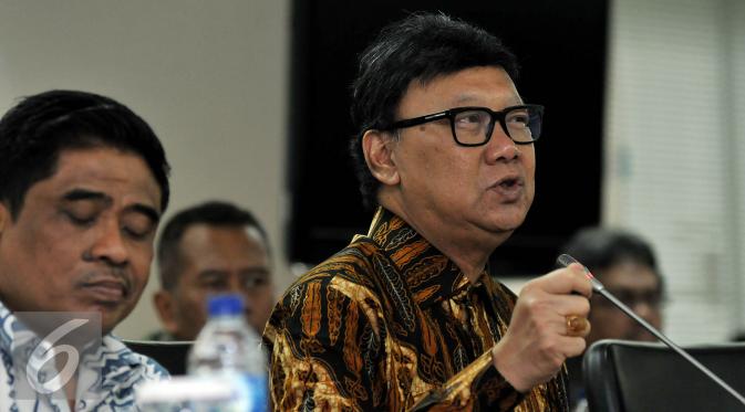 Menteri Dalam Negeri Tjahjo Kumolo (tengah) menghadiri rapat kerja dengan Komite I DPD RI di Kompleks Parlemen, Senayan, Jakarta, Senin (21/9/2015). (Liputan6.com/Johan Tallo)
