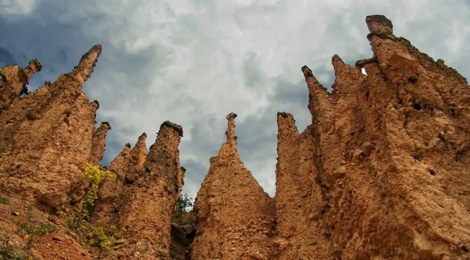 Temukan jalan menuju Kota Setan di Serbia. | via: trekearth.com