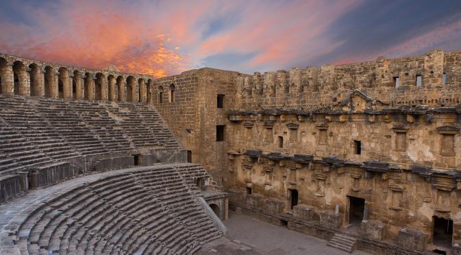 Menikmati pertunjukkan musik klasik di Aspendos, Turki. | via: expatexplore.com