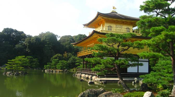 Bersua dengan ketenangan di kuil di Kyoto, Jepang. | via: trinitraveller.wordpress.com