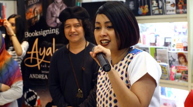 Andrea Hirata dan Meda Kawu saat promo novel Ayah. Foto: Puput Puji Lestari/Bintang.com