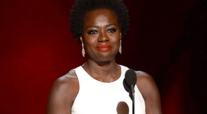 Viola Davis saat di podium kemenangan Emmy Awards 2015. Foto: dailymail.co.uk