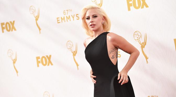 Lady Gaga tampil anggun nan memesona di ajang Emmy Awards 2015. (foto: popsugar)