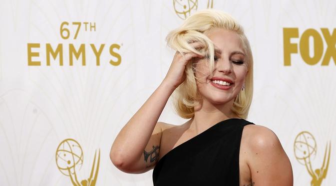 Lady Gaga berpose seksi di red carpet Emmy Awards 2015. (foto: wsj.net)