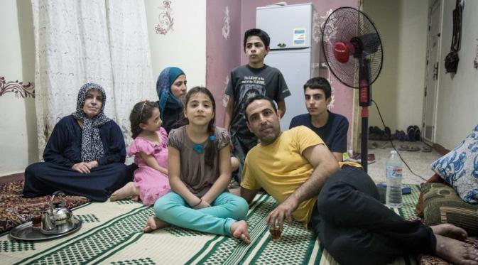 Nizar dan keluarganya. Tertangkap polisi Mesir saat menunggu kapal menuju Eropa membawa keberuntungan sendiri. Keluarganya selamat dari karamnya kapal yang mengangkut lebih dari 500 pengungsi.