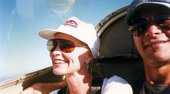 Patrick Swayze dan Lisa Niemi, istrinya yang juga seorang pilot, di kokpit (via dailymail.co.uk)