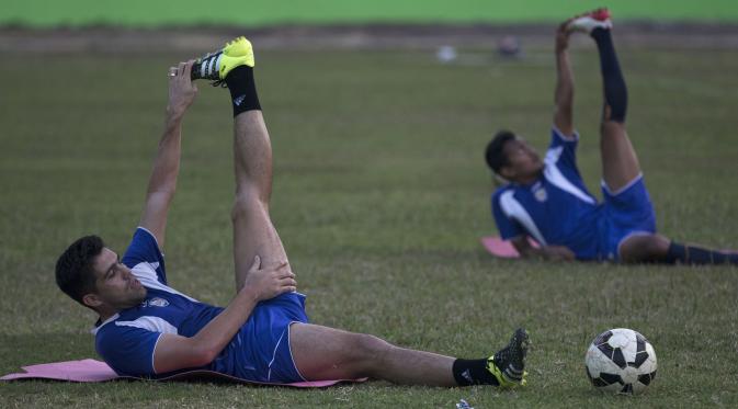 Bek Arema Cronus, Fabiano Beltrame melakukan pendinginan saat mengikuti latihan jelang leg kedua perempat final Piala Presiden 2015 melawan Bali United di Stadion Gajayana, Malang, Senin (21/9/2015). (Bola.com/Vitalis Yogi Trisna)