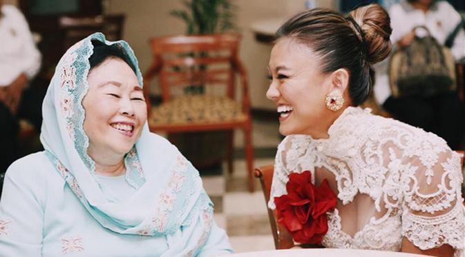 Agnes Monica tampil memukau saat membacakan sumpah I Am Generation of Love pada hari Perdamaian Dunia di Balai Kota Jakarta. (via instagram.com/agnezmo)