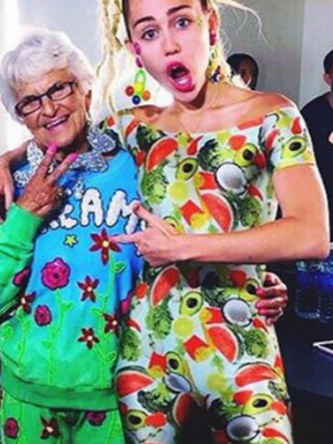 Nenek Baddie Winkle foto bersama penyanyi Miley Cyrus (Foto: Instagram/Baddie Winkle)