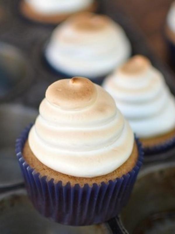 Cupcakes kentang + marshmallow icing (Via: sprinkledwithjules.com)