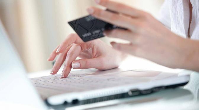 kartu kredit harus selalu ada di dekatmu, terutama ketika kamu sedang berada di depan laptop | via: blog.credit.com