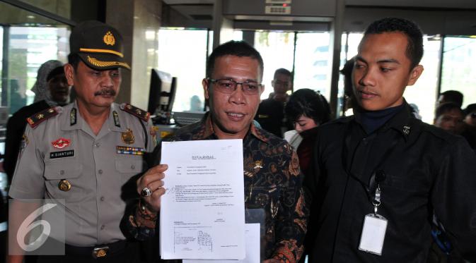 Anggota Komisi III DPR RI asal Fraksi PDI Perjuangan, Masinton Pasaribu  membawa beberapa dokumen saat tiba di Gedung Komisi Pemberantasan Korupsi (KPK), Jakarta, Selasa (22/9/2015). (Liputan6.com/Andrian M Tunay)