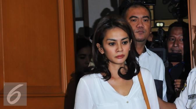 Masayu Anastasia memasuki ruang sidang di Pengadilan Agama Jakarta Selatan, Selasa (22/9/2015). Masayu menggugat cerai Lembu pada 31 Agustus lalu. Hingga kini, Masayu dan Lembu masih bungkam soal alasan mengapa ia minta cerai. (Liputan6.com/Faisal R Syam)