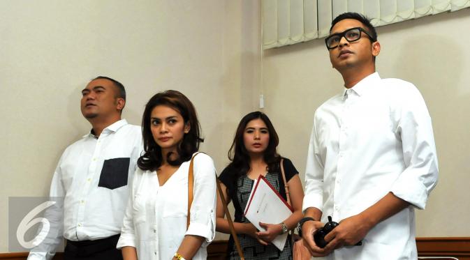Masayu Anastasia bersama Lembu berada di ruang sidang Pengadilan Agama Jakarta Selatan, Selasa (22/9/2015). Dalam sidang tersebut keduanya menjalani mediasi dengan harapan bisa rujuk. (Liputan6.com/Faisal R Syam)
