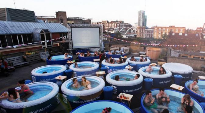 Hot Tub Cinema. | via: businessinsider.co.id