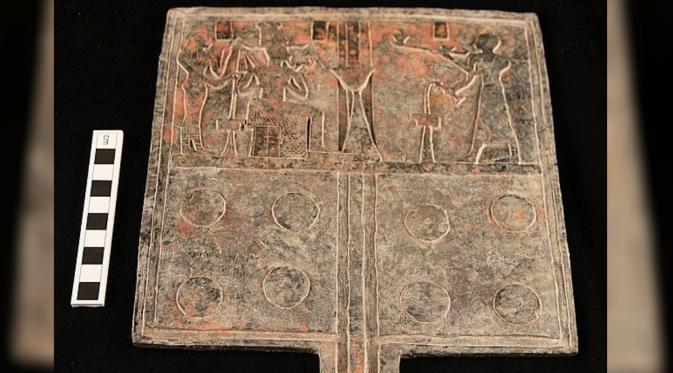 meja persembahan dilengkapi dengan ukiran, menunjukkan seorang imam menawarkan dupa untuk penguasa dunia bawah, Osiris. 