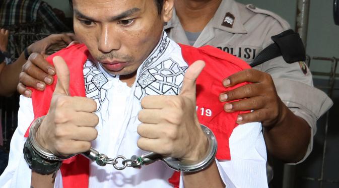 Tersangka Robby Abbas (RA) saat dibawa menuju ruang sidang Pengadilan Negeri Jakarta Selatan, Selasa (22/9/2015). Sidang ditunda hingga 1 Oktober 2015 karena saksi yang tercatat dalam Berkas Acara Pemeriksaan tidak hadir. (Liputan6.com/Herman Zakharia)