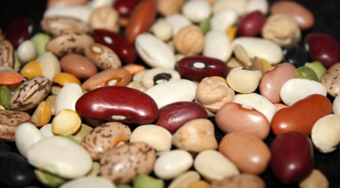 Buat kamu yang menjaga pola makan dan menghindari daging, kamu bisa mengkonsumsi kacang-kacangan untuk mendapatkan protein | via: dunialari.com
