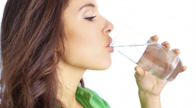 Makanan yang sehat tidak bisa menghindarimu dari dehidrasi, oleh karena itu meminum air mineral yang cukup akan mengembalikan cairan yang hilang selama puasa | via: popsugar.com