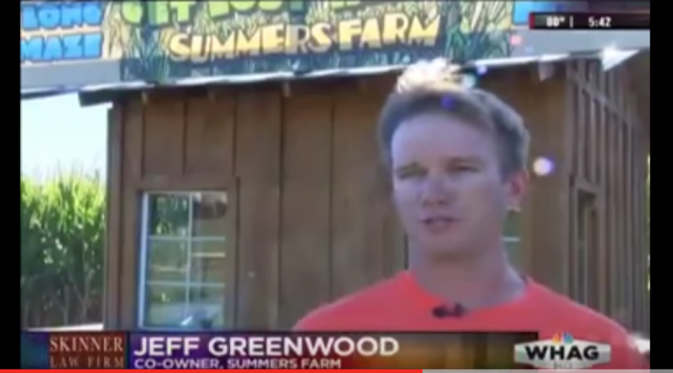 Jeff Greenwood, pemilik The Summers Farm dan pembuat labirin di ladang jagung berbentuk wajah Taylor Swift | via: youtube.com