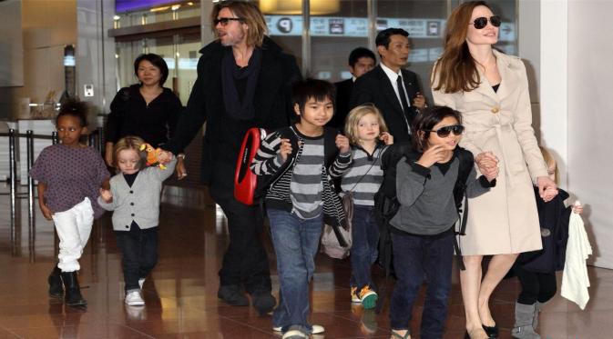 Brad Pitt Akhirnya Memutuskan Tetap Menemani Jolie dan Anak-anak | via: bwalles.com