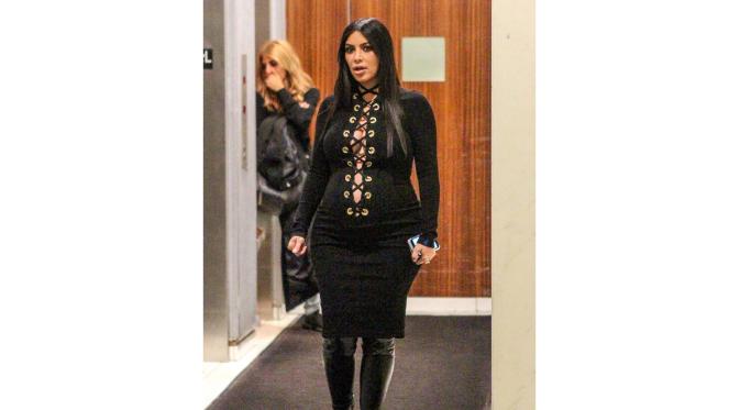 Penampilan Kim Kardashian yang dianggapnya buruk. (foto: mirror.co.uk)