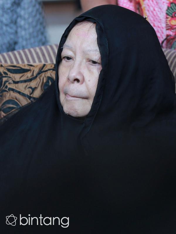 Di masa Presiden Suharto berkuasa, Buyung dikenal sering membela para korban pelanggaran HAM itulah yang membuat sang Istri bangga. (Galih W. Satria/Bintang.com)