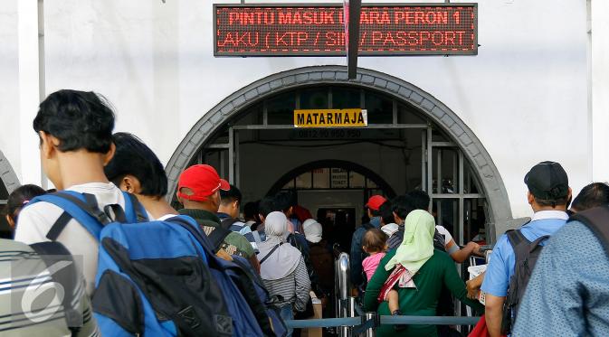 Antrian pemudik di depan pintu masuk kereta api, Jakarta, Rabu (23/9/2015). Jelang hari raya Idul Adha yang jatuh pada Kamis (24/9/2015), Stasiun Pasar Senen dipadati penumpang yang akan mudik ke kampung halaman mereka. (Liputan6.com/Yoppy Renato)