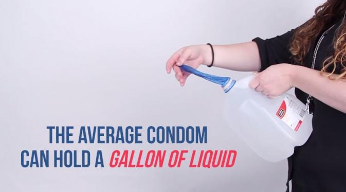 Rata-rata, kondom bisa menahan segalon air. (Via: youtube.com)