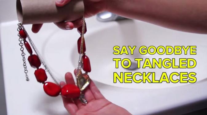 Gunakan gulungan tisu bekas untuk menaruh perhiasan. (Via: youtube.com)