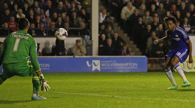 Striker Chelsea Loic Remy saat mencetak gol ke gawang Walsall (Reuters / Carl Recine)