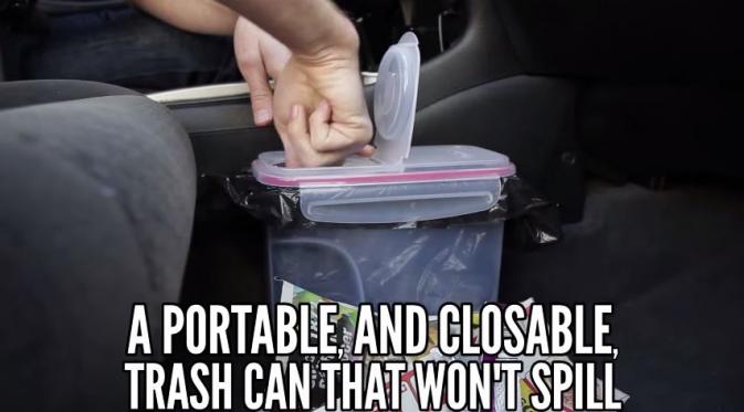 Buat tempat sampah sendiri di dalam mobil. (Via: youtube.com)