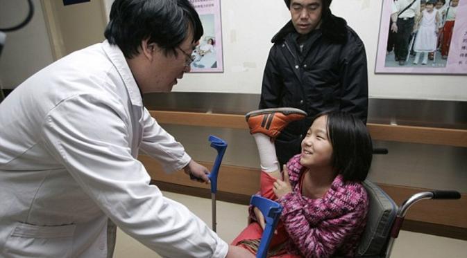 Berkat bantuan dari donatur, Qian Hongyan bisa ke Beijing untuk mendapatkan kaki palsu pertamanya (Reuters)