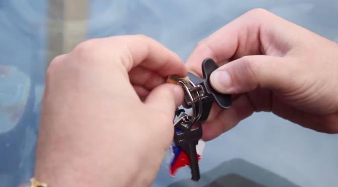 Pakai stapler untuk memasang kunci di gantungan yang keras. (Via: youtube.com)