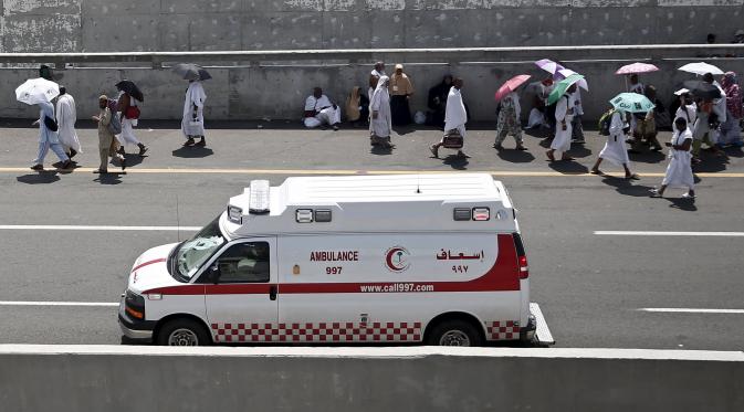 Sebuah ambulans melaju menuju pemukiman sementara umat muslim saat melaksanakan ibadah haji di Mina, Arab Saudi, Kamis (24/9/2015). Sekitar 310 jemaah wafat akibat berdesak-desakan saat prosesi lempar jumrah di Mina. (REUTERS/Ahmad Masood)