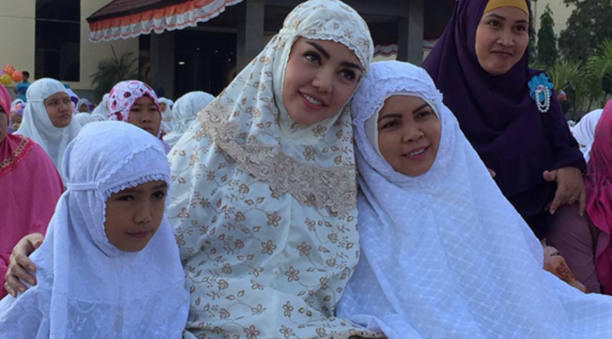 Bella Shofie Kompak dengan Istri Pertama Suryono Saat Idul Adha