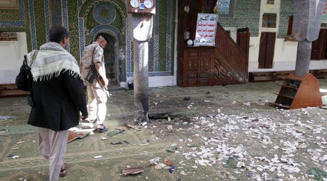 Tak hanya tragedi Mina, salah satu masjid yang berada tempat di muka kota tua Sanaa jadi sasaran bom bunuh diri. | via: hereandnow.wbur.org