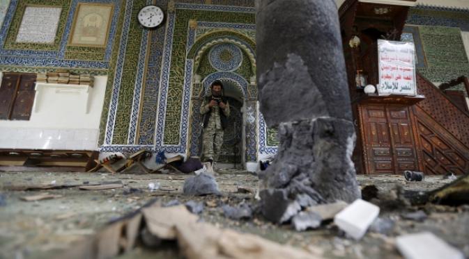 Keadaan masjid al-Balili, Yaman. Musibah ini berlangsung di hari yang sama ketika tragedi Mina terjadi. | via: cba.ca