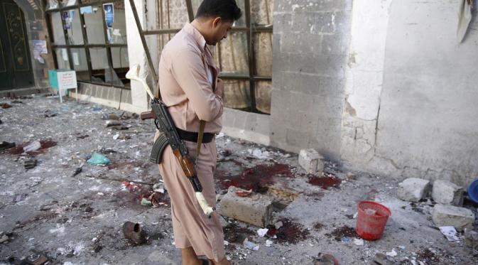 Tak hanya tragedi Mina yang terjadi saat perayaan Idul Adha. Seorang petugas telihat di masjid yang jadi sasaran bom bunuh diri, Yaman. | via: wsbtv.com
