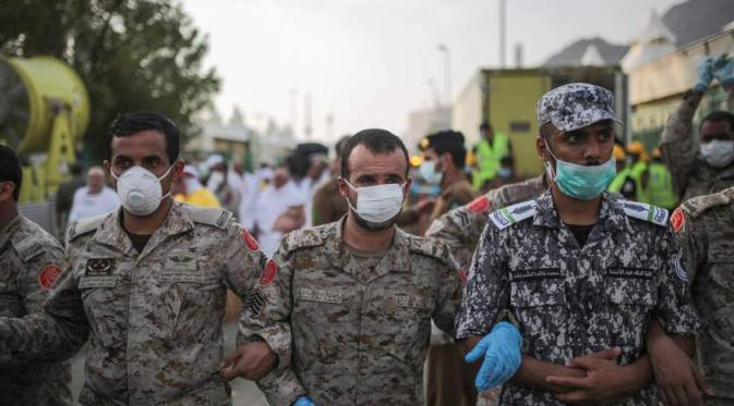 Tentara Saudi membentuk blokade setelah tragedi Mina terjadi, Kamis (24/9). | via: time.com